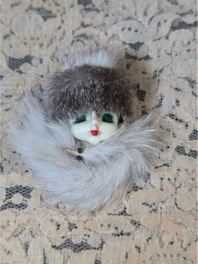 vintage "Glamour Girl" lady face fur brooch